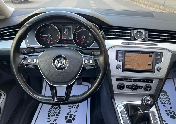 Volkswagen Passat cena 54500 przebieg: 199369, rok produkcji 2015 z Warka małe 742